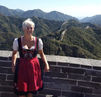 Chrissy auf der chinisischen Mauer in Peking im Dirndl